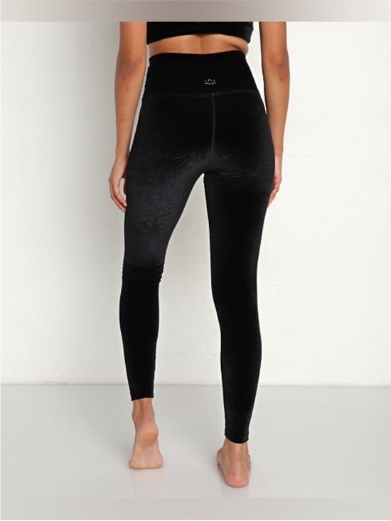 Beyond Yoga Pants - Beyond Yoga Velvet Motion High Waisted 7/8 Yoga Leggings in Black NWT Size Small